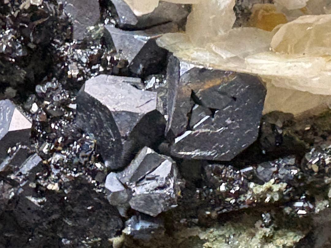 方鉛鉱　閃亜鉛鉱　方解石の共生鉱石　1900gと大きな鉱石