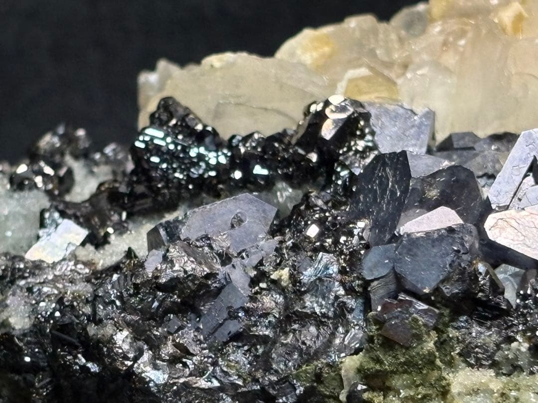 方鉛鉱　閃亜鉛鉱　方解石の共生鉱石　1900gと大きな鉱石