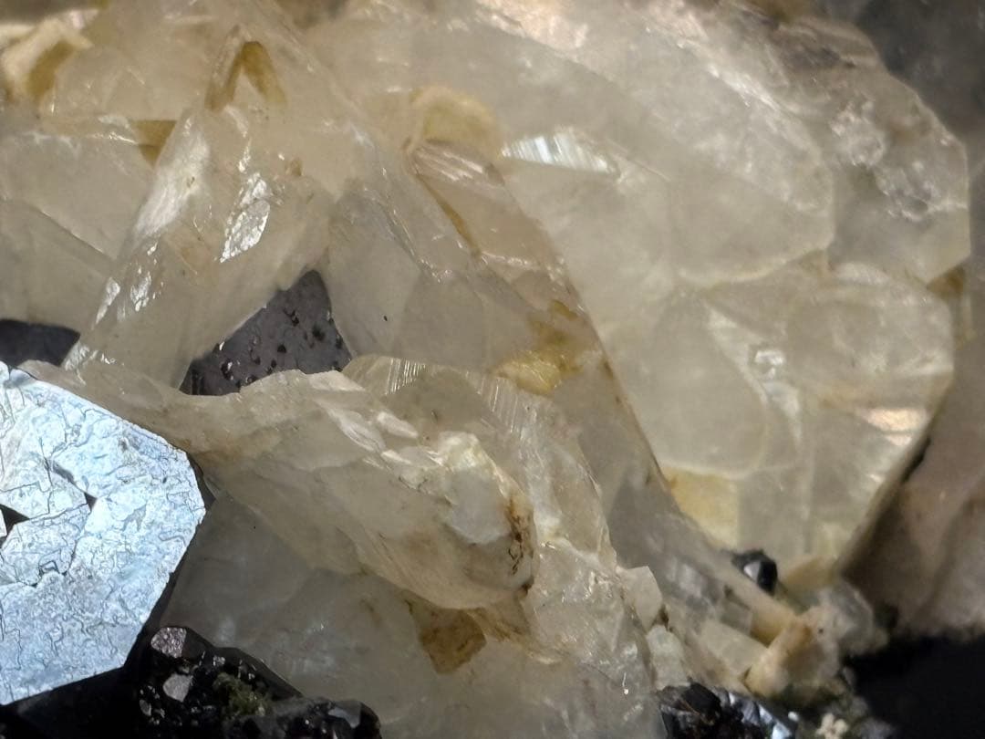 方鉛鉱　閃亜鉛鉱　方解石の共生鉱石　1900gと大きな鉱石