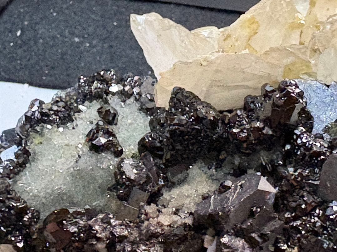 方鉛鉱　閃亜鉛鉱　方解石の共生鉱石　1900gと大きな鉱石