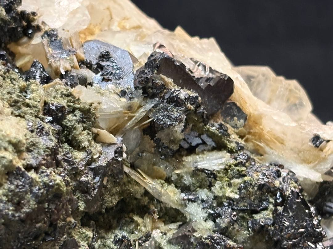 方鉛鉱　閃亜鉛鉱　方解石の共生鉱石　1900gと大きな鉱石