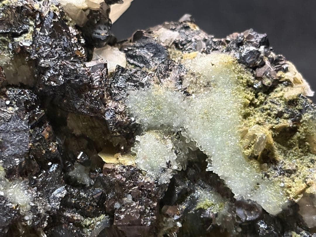 方鉛鉱　閃亜鉛鉱　方解石の共生鉱石　1900gと大きな鉱石