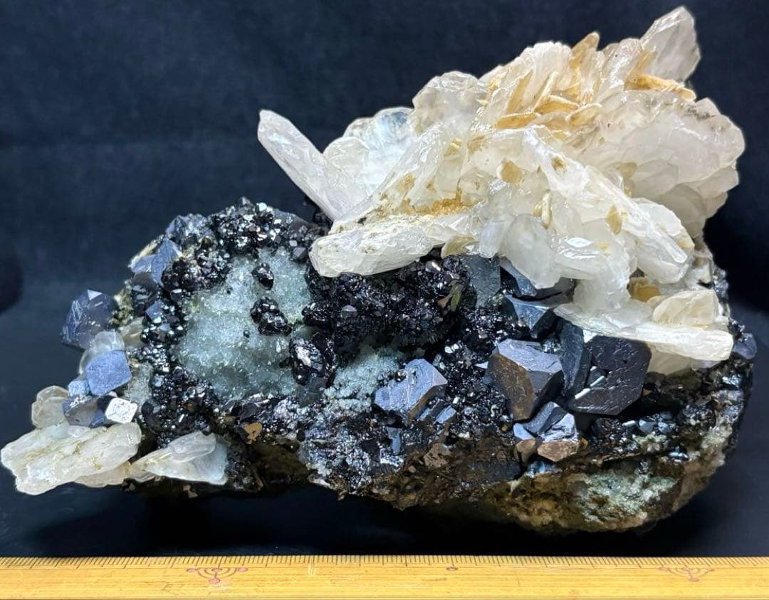 方鉛鉱　閃亜鉛鉱　方解石の共生鉱石　1900gと大きな鉱石