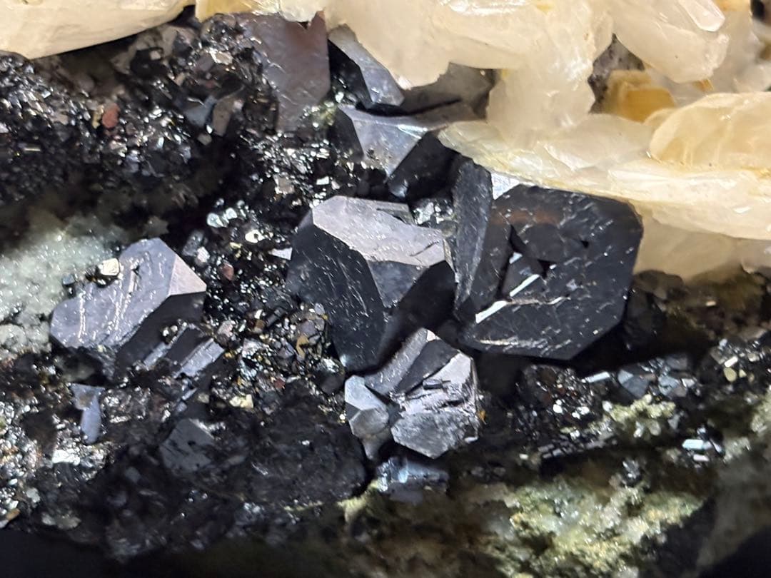 方鉛鉱　閃亜鉛鉱　方解石の共生鉱石　1900gと大きな鉱石