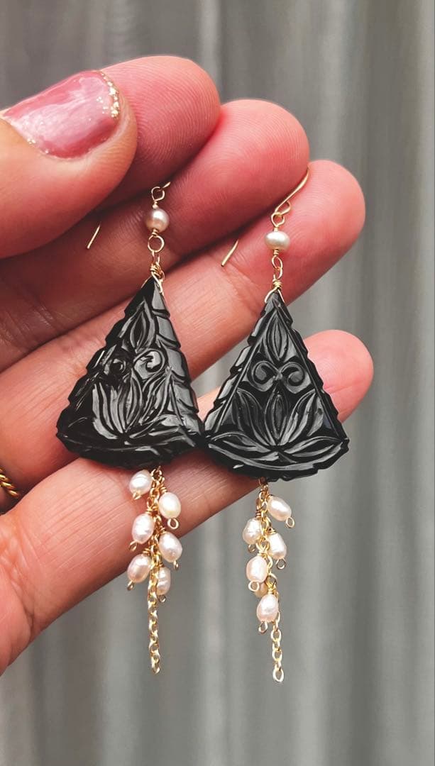 ブラックオニキスカービングピアス