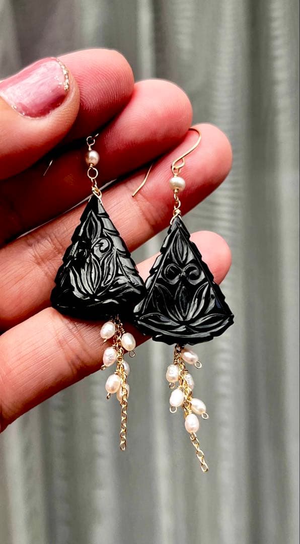 ブラックオニキスカービングピアス