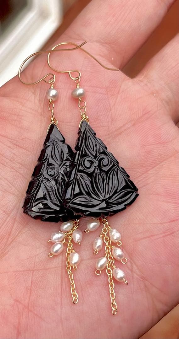 ブラックオニキスカービングピアス