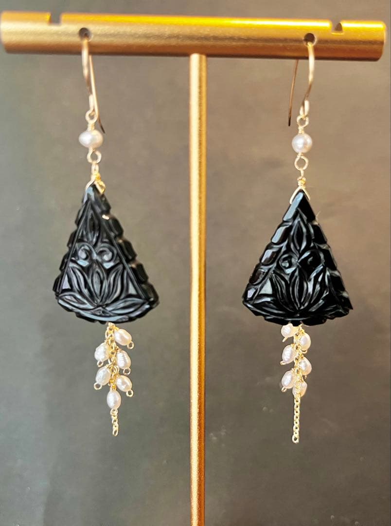 ブラックオニキスカービングピアス