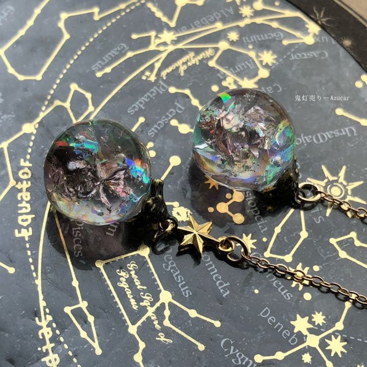虹を閉じ込めた水晶玉　球体　レジン　天体　ピアス　イヤリング