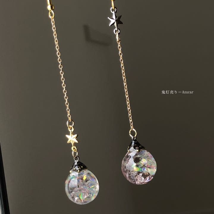 虹を閉じ込めた水晶玉　球体　レジン　天体　ピアス　イヤリング