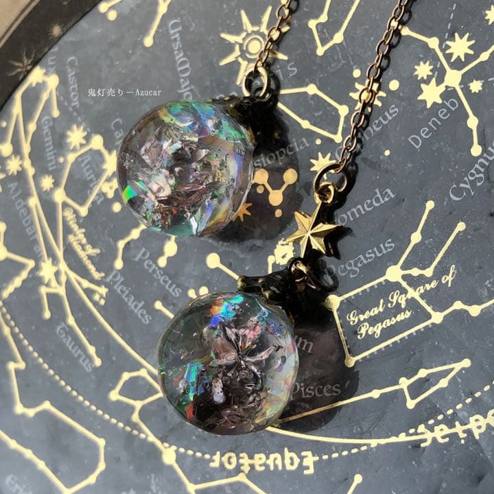 虹を閉じ込めた水晶玉　球体　レジン　天体　ピアス　イヤリング