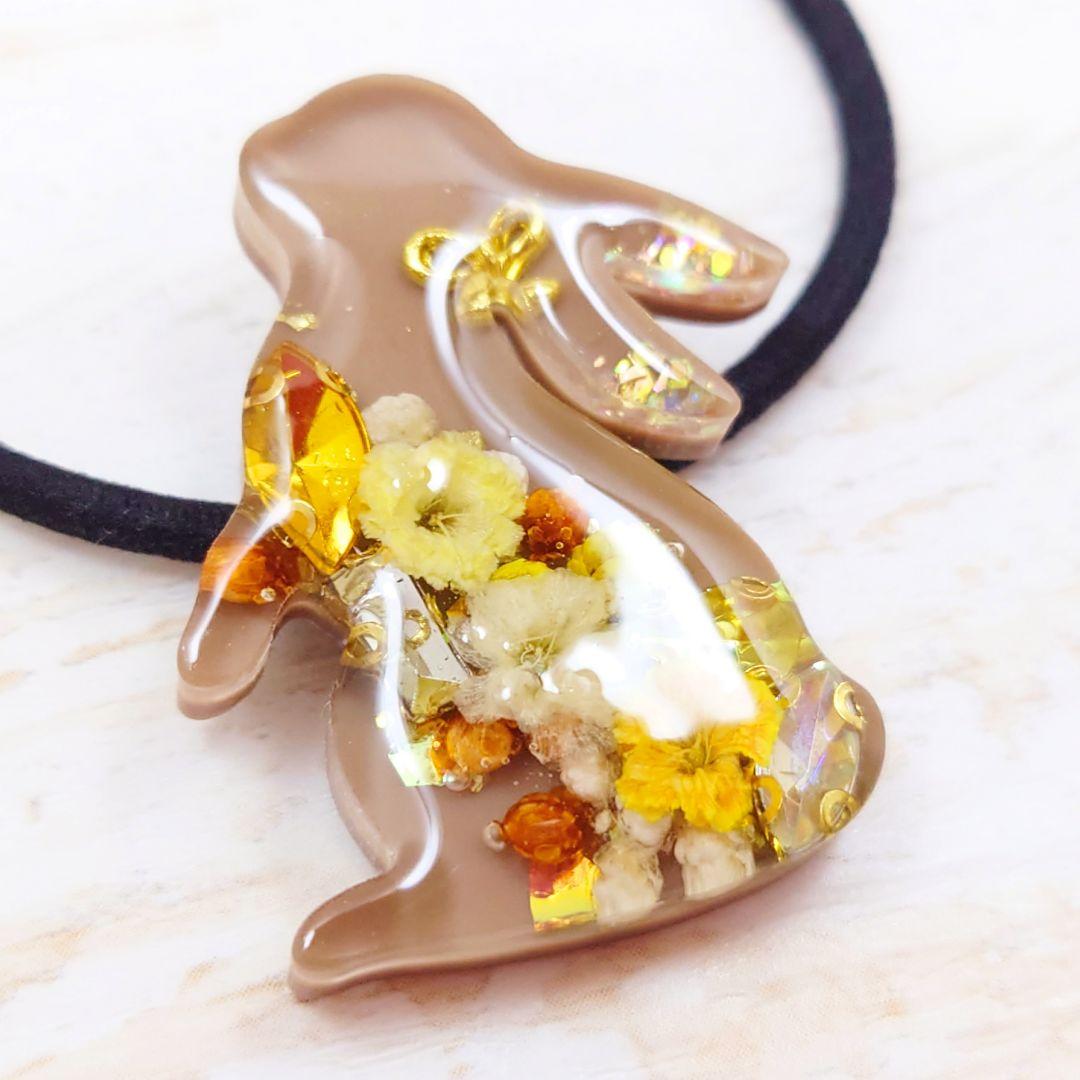 ビジューとかすみ草のうさぎヘアゴム ハンドメイド レジン ブラウン お花 リボン