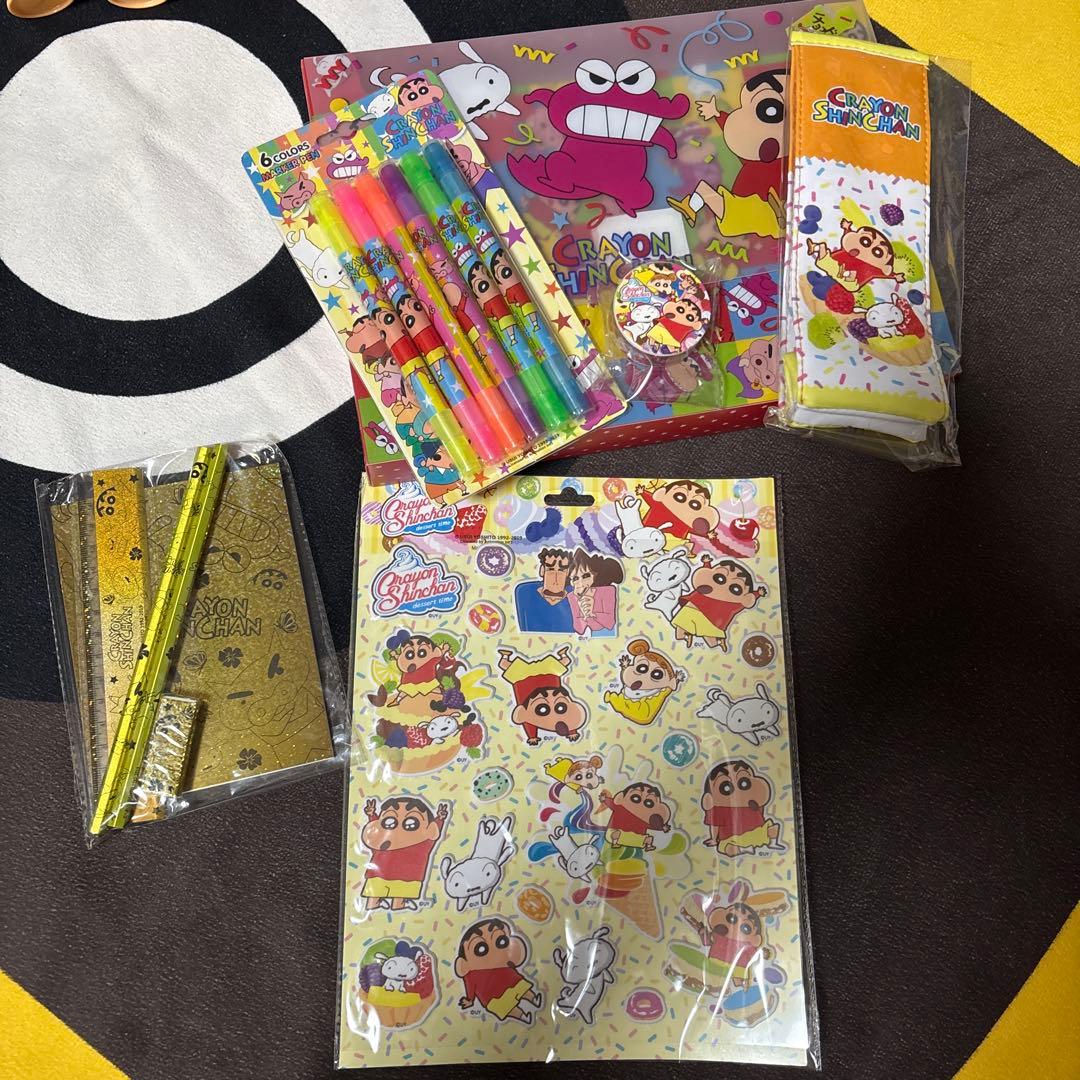 クレヨンしんちゃん　グッズ　まとめ売り　フィギュア　シール　キーホルダー