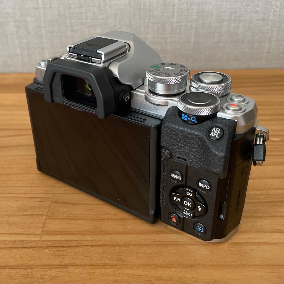 OMD E-M10 Mark IV レリーズ726回 レンズ2本 美品 おまけ