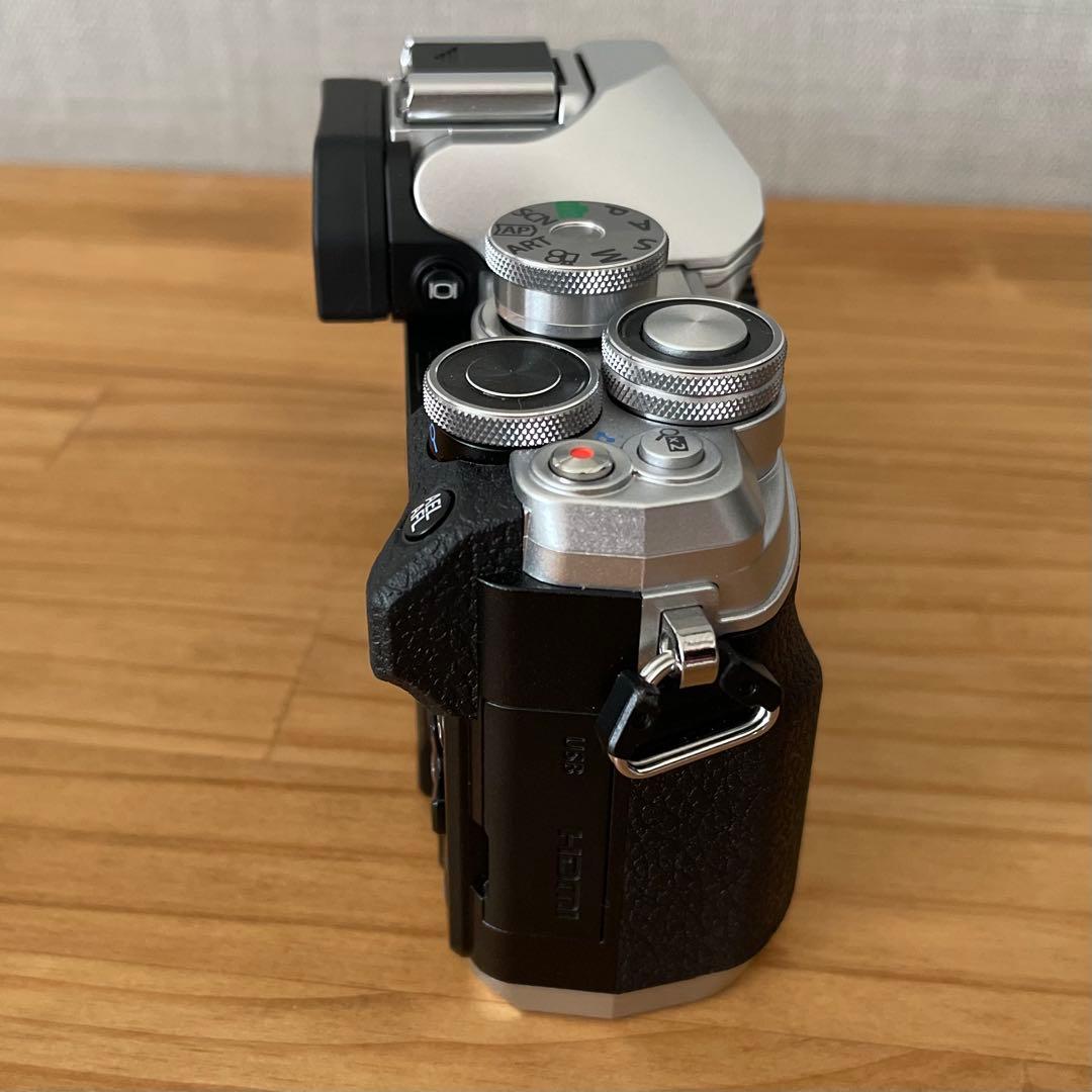 OMD E-M10 Mark IV レリーズ726回 レンズ2本 美品 おまけ