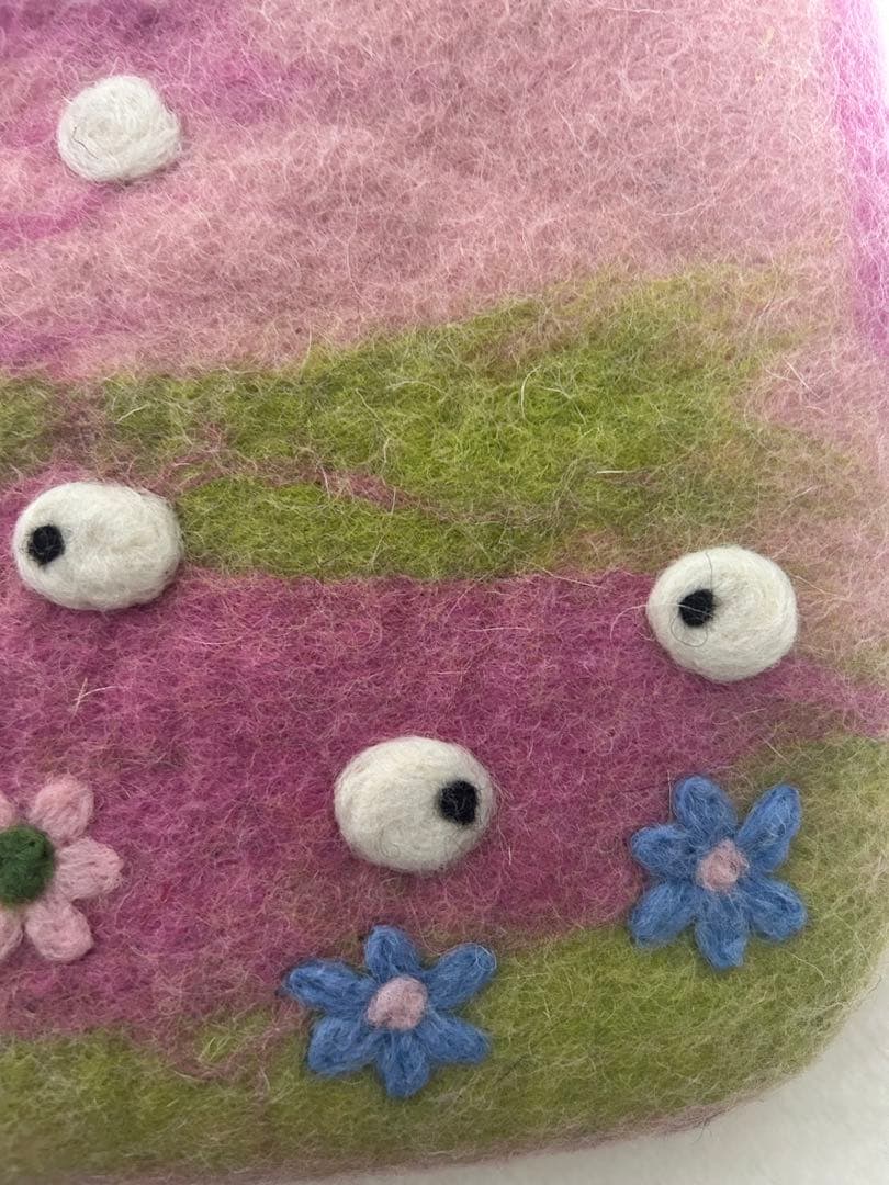ネパール手作り可愛いフェルトバッグ 風景デザイン，花，草、羊，空，家