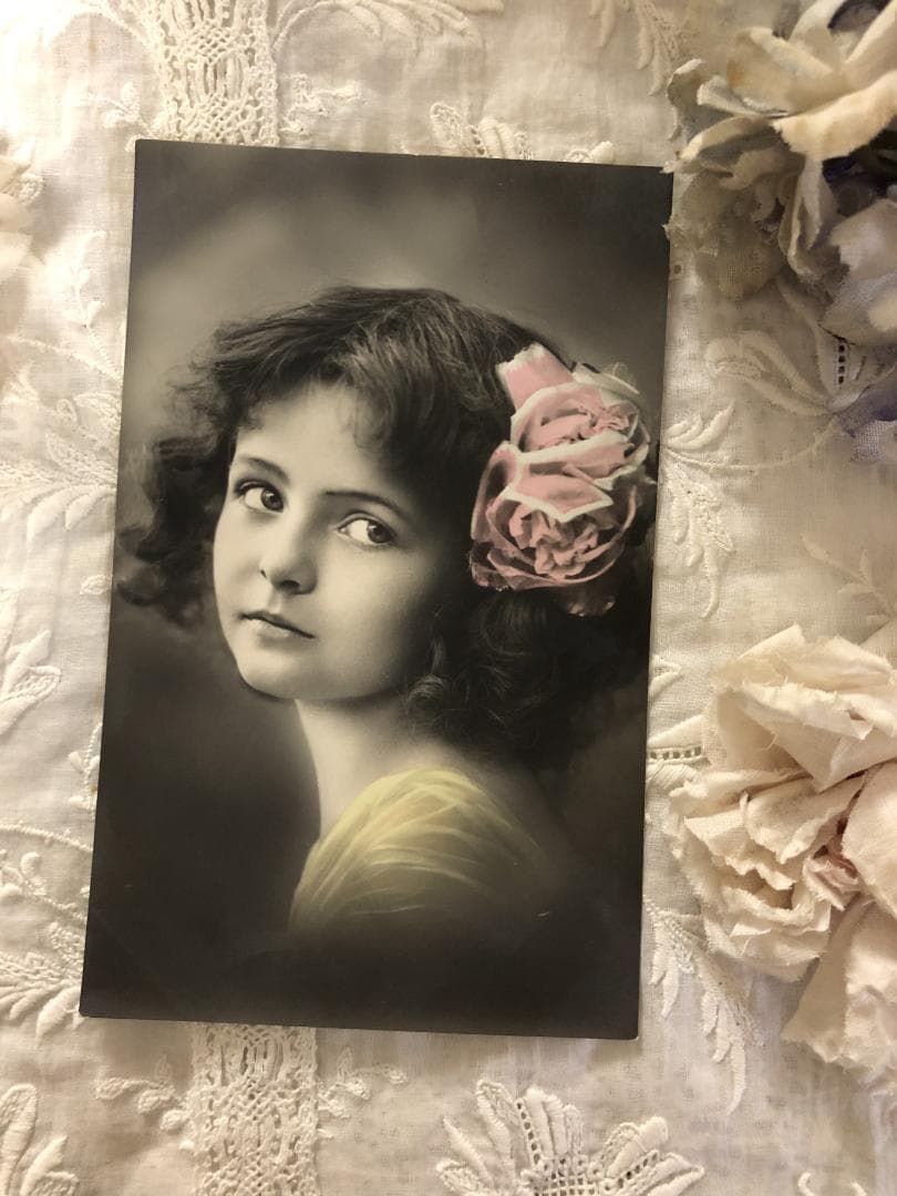 アンティークポストカード 薔薇の髪飾りの美しい少女