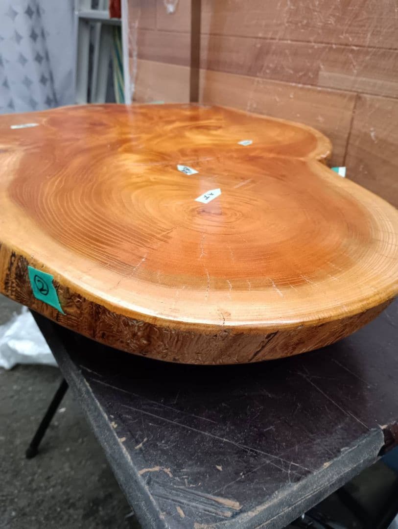 無垢材 自然な形状の座卓