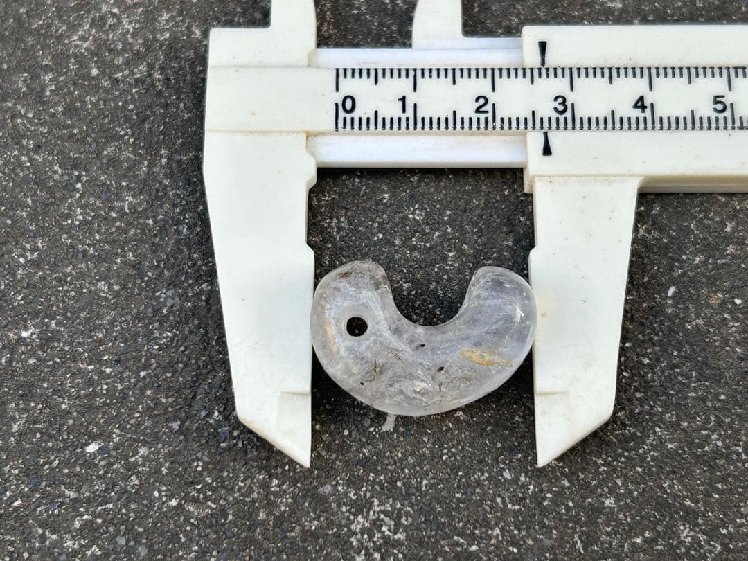 山梨県産　水晶　勾玉