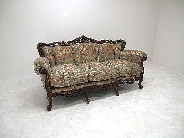イタリア製 ロココ様式 金華山 3人掛けソファ 猫脚 彫刻フレーム 鋲打ち装飾