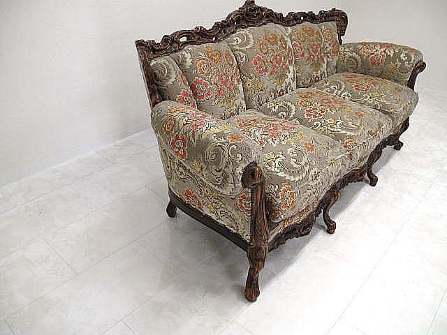 イタリア製 ロココ様式 金華山 3人掛けソファ 猫脚 彫刻フレーム 鋲打ち装飾