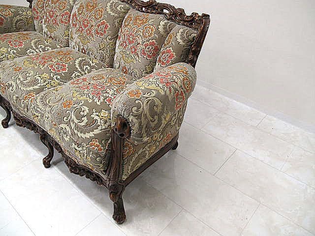 イタリア製 ロココ様式 金華山 3人掛けソファ 猫脚 彫刻フレーム 鋲打ち装飾