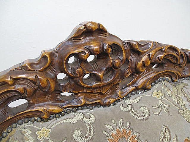 イタリア製 ロココ様式 金華山 3人掛けソファ 猫脚 彫刻フレーム 鋲打ち装飾