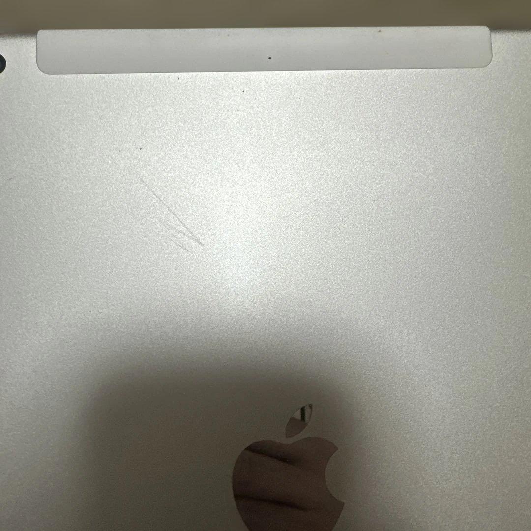 iPad 第7世代 32GB WI-fi+Cellularモデル シルバー