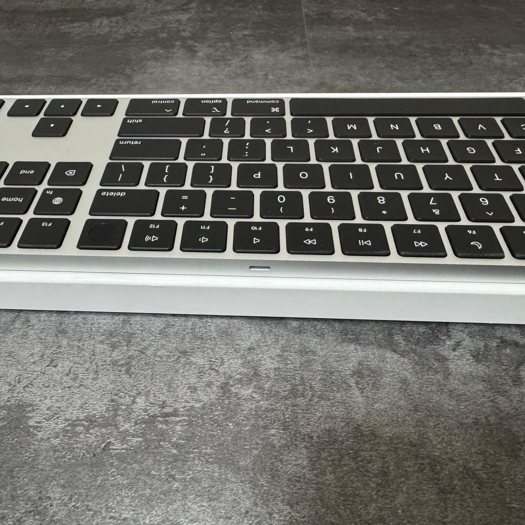 Magic Keyboard（テンキー付）- 英語（US）Appleシリコン搭載