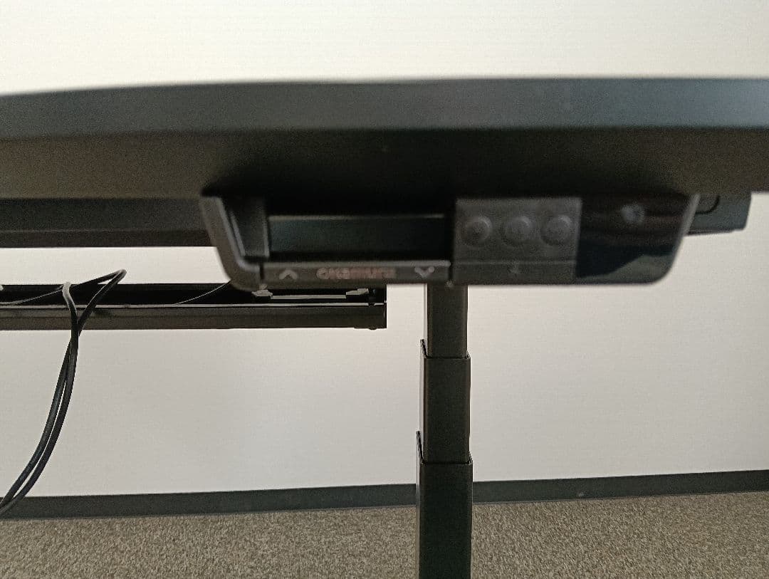 新春特価/オカムラの ストライカー スイフト 電動昇降デスク ラウンドタイプ