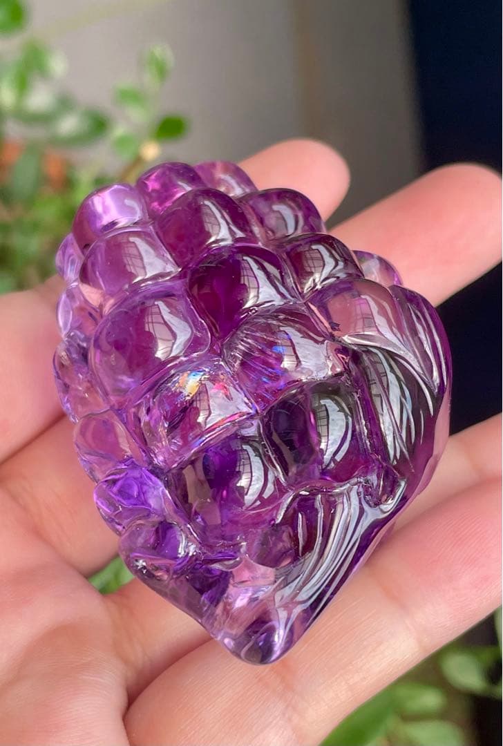 虹入り　アメジスト　ぶどう彫刻　縁結び　子孫商売繁盛　天然石水晶