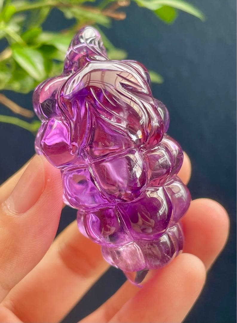 虹入り　アメジスト　ぶどう彫刻　縁結び　子孫商売繁盛　天然石水晶