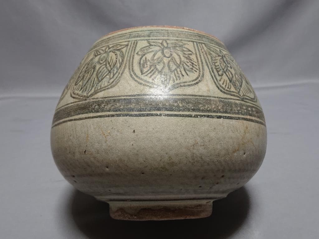 コレクター収集品　タイ　スワンカローク　鉄絵草花紋僧侶托鉢鉢　13～15世紀