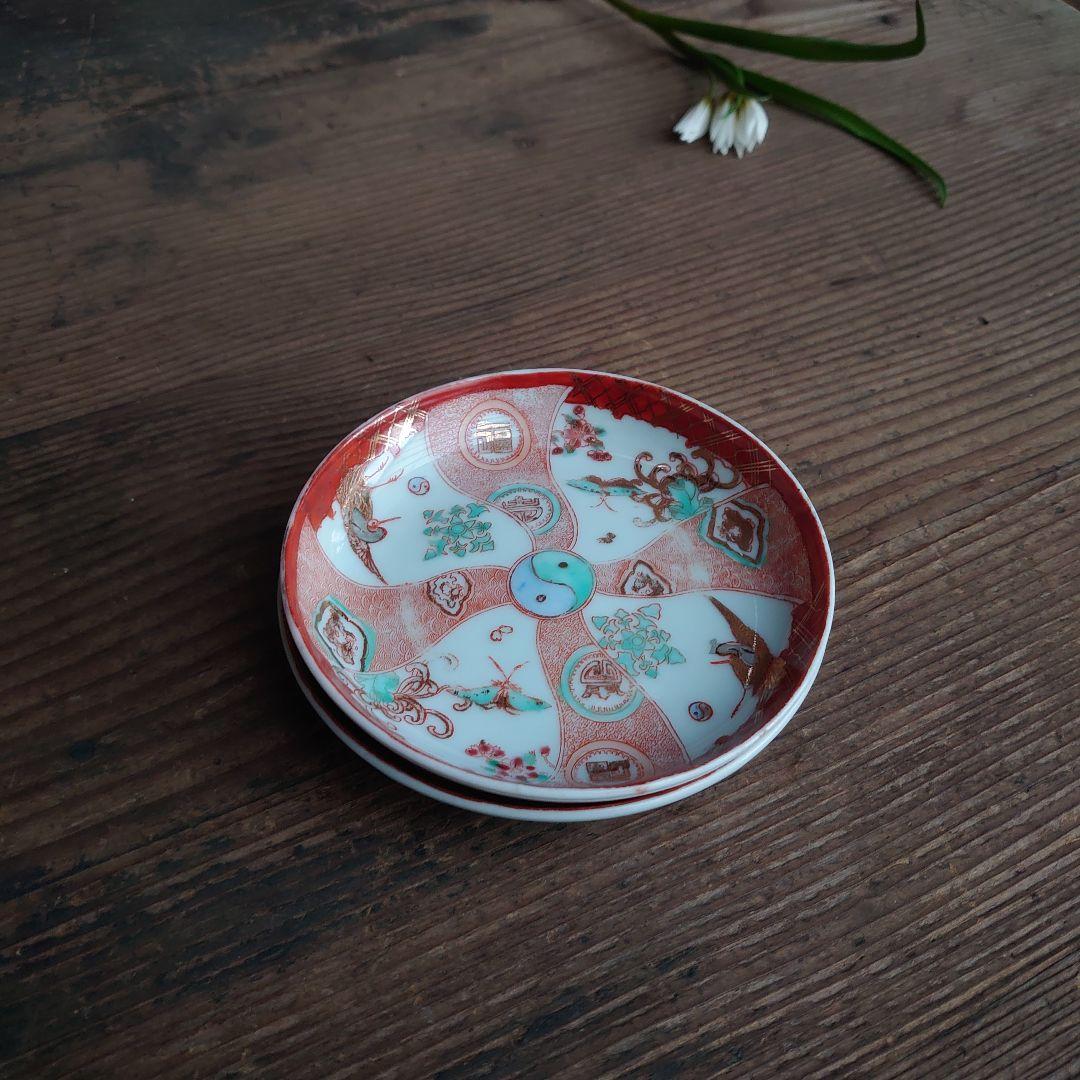 【ご成約】赤絵 印判 陰陽太極図 鶴に花蝶 2枚 骨董 アンティーク B