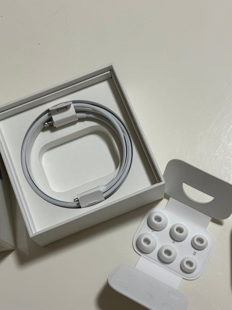 AirPods pro第二世代　本体 充電ケーブル付き