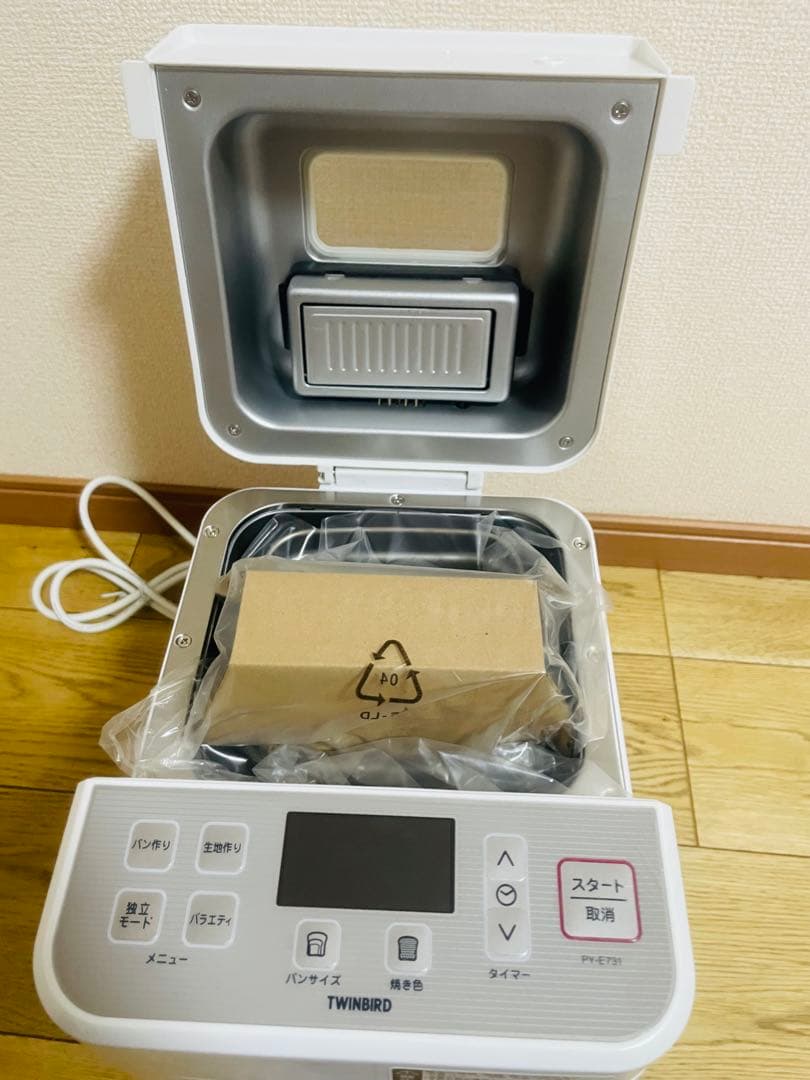 希少　TWINBIRD ホームベーカリー　PY-E731 ハローキティ　ロゴ入り