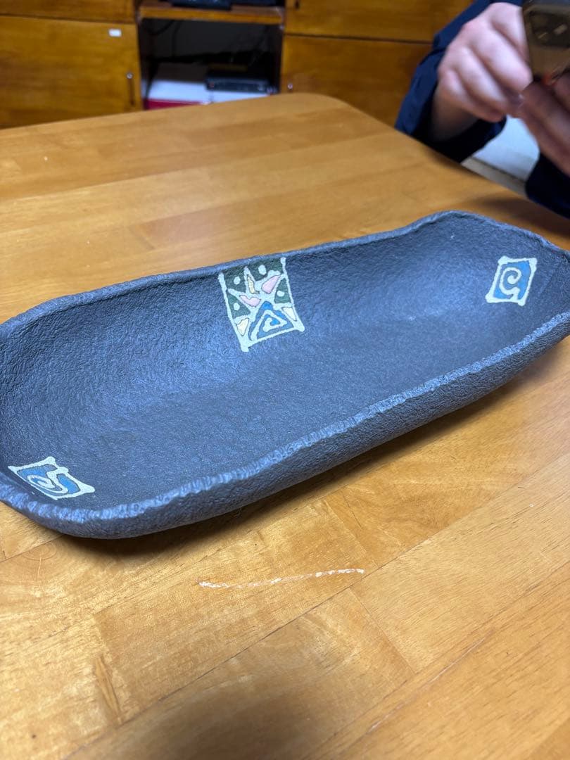 ダークグレーの装飾皿