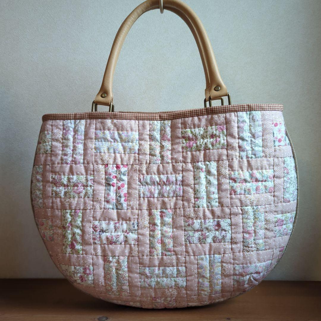 ✿リバティ✕パッチワーク✿　カテドラルウィンドウのハーフムーンバック　〈ピンク〉