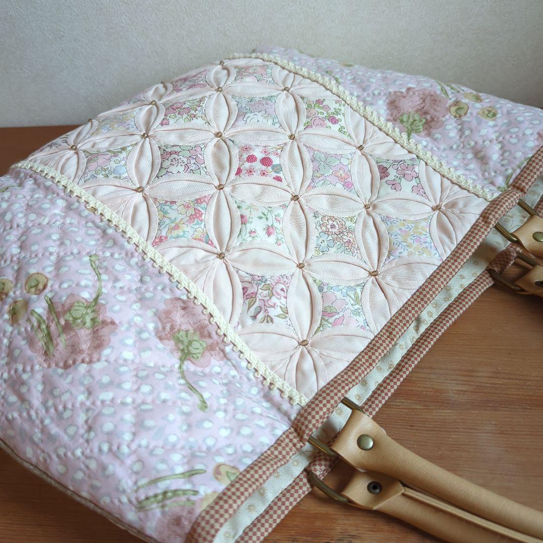 ✿リバティ✕パッチワーク✿　カテドラルウィンドウのハーフムーンバック　〈ピンク〉