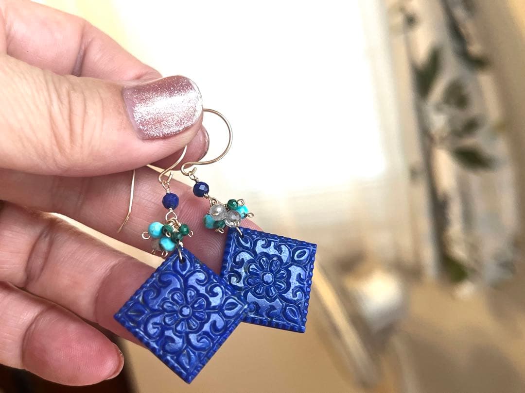 cocoです。14kgfラピスラズリのフラワーカービングピアス