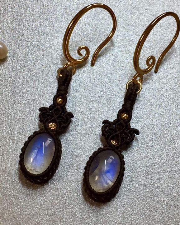 ムーンストーンマクラメピアス