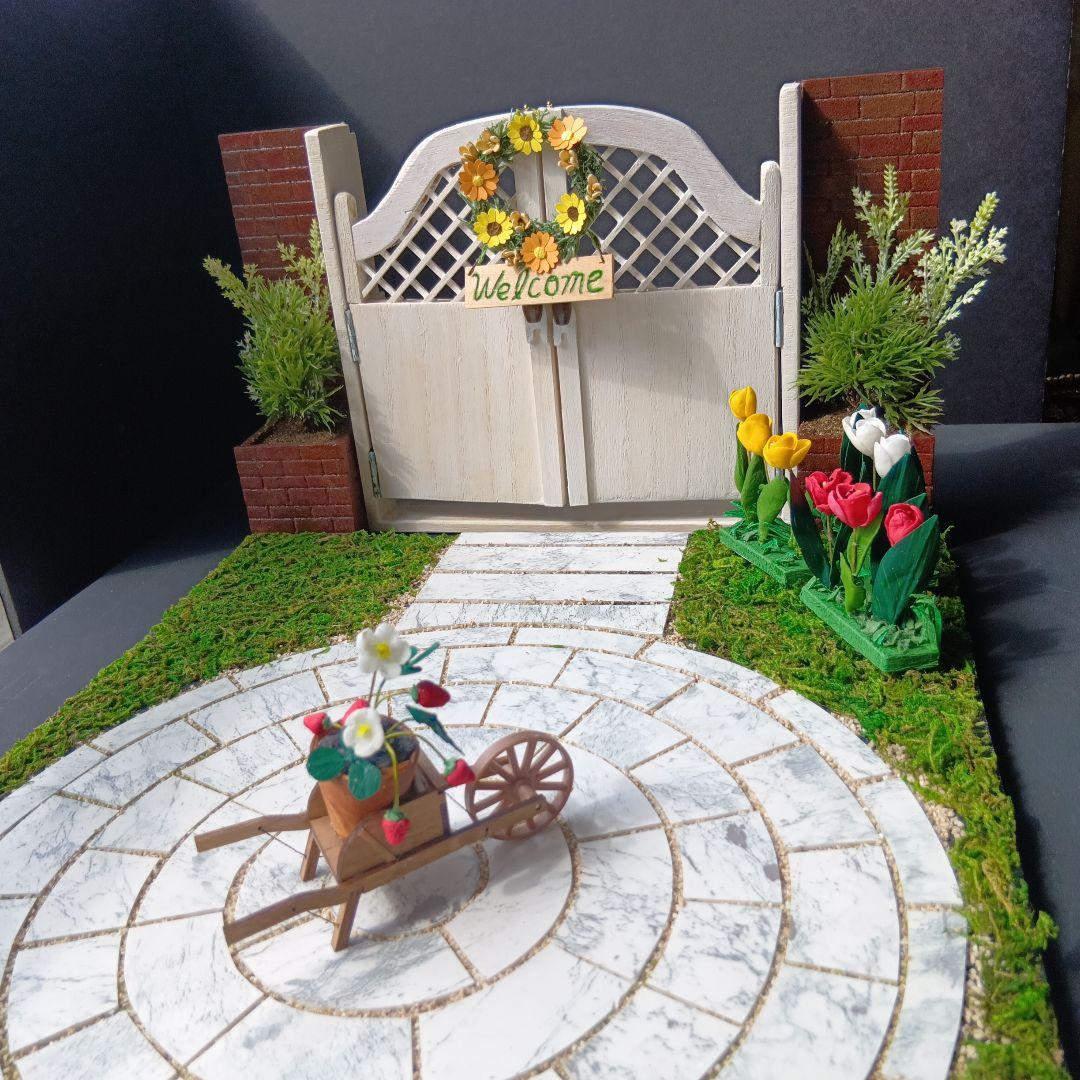 ひまわりの咲くミニチュアガーデン　背景ボード