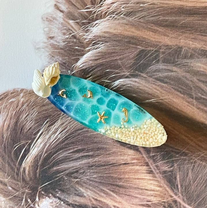 イルカちゃんと星砂♡サーフボード型の海の水面の貝殻ヘアピン