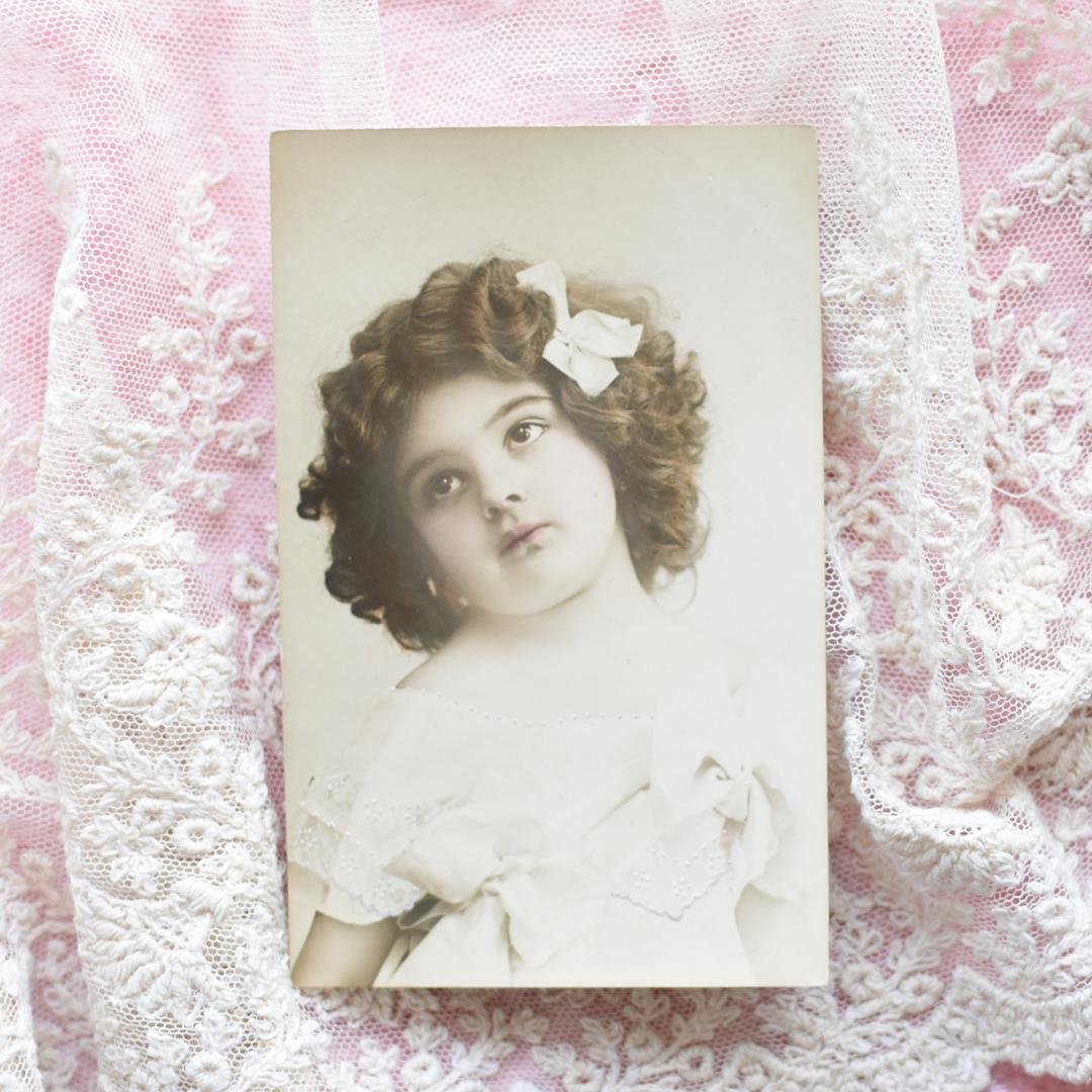 *アンティークポストカード　あどけない瞳の少女