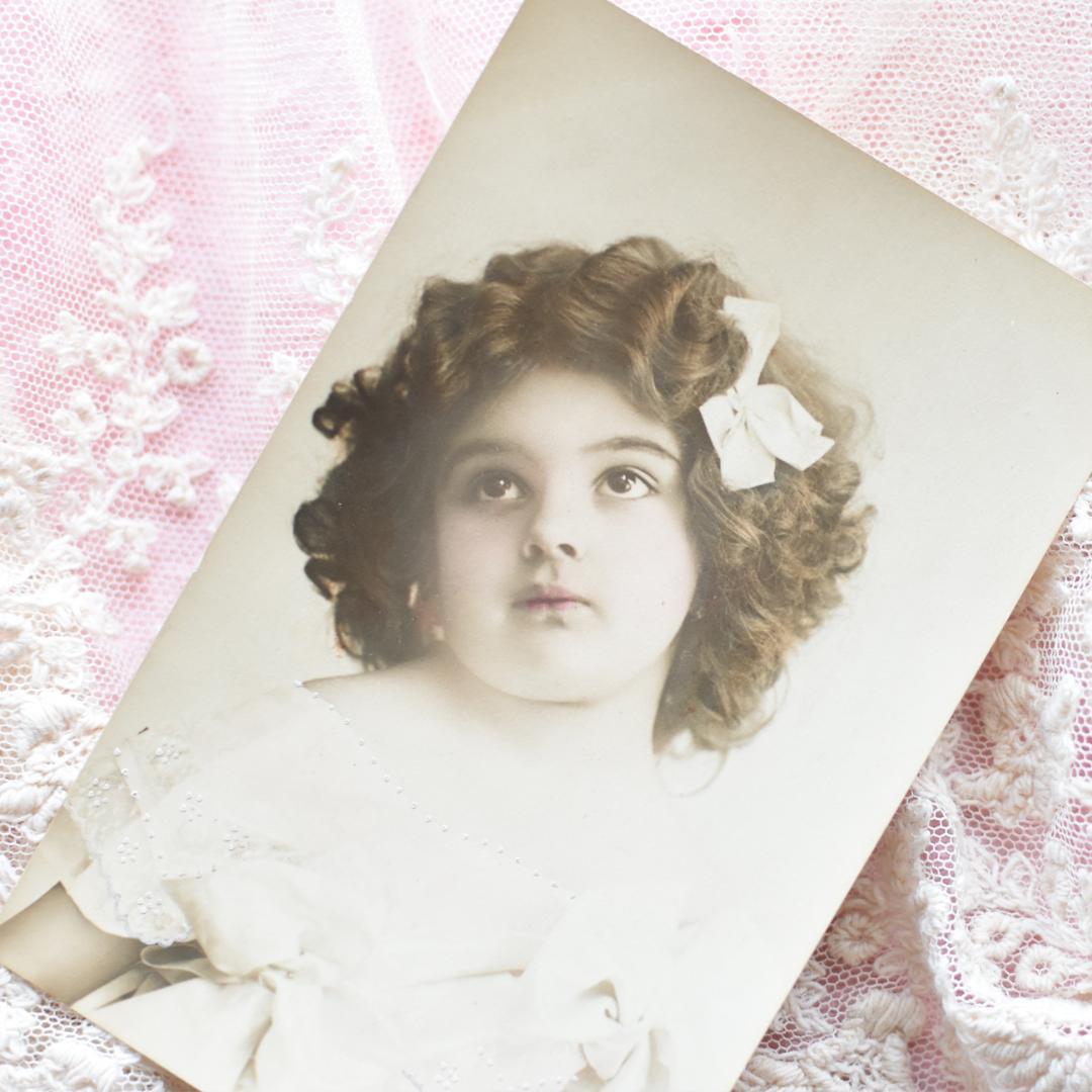 *アンティークポストカード　あどけない瞳の少女