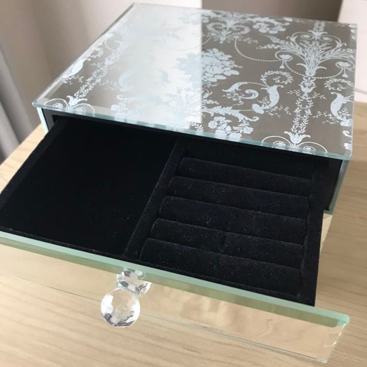 ガラス ジュエリーボックス ローラアシュレイ