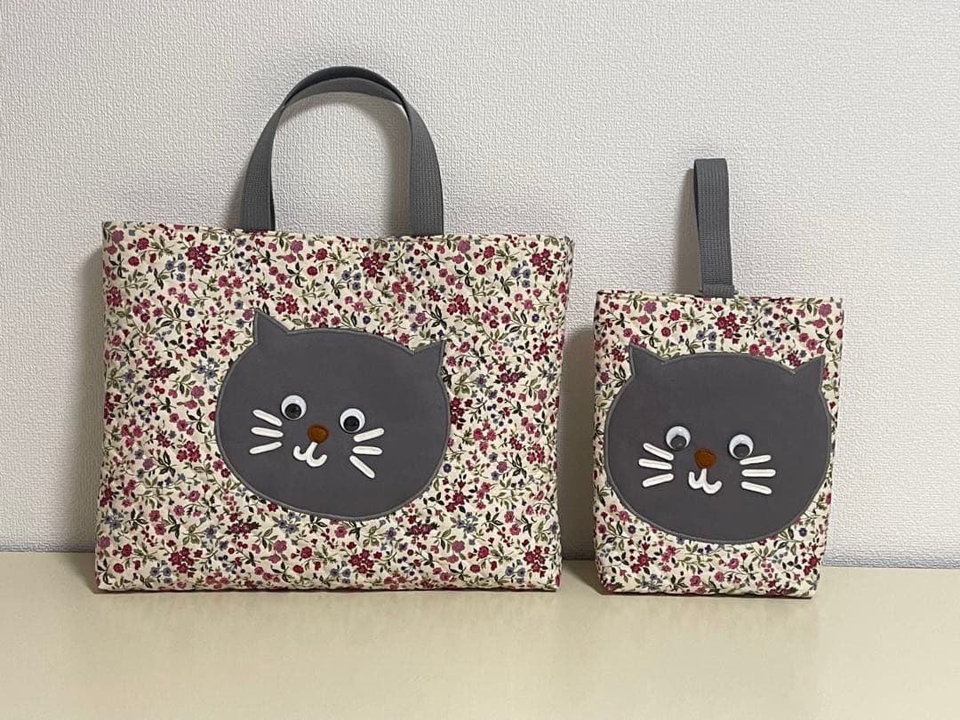 ハンドメイド⭐︎完成品　ネコちゃんアップリケ　花柄レッスンバッグ　上履き入れセット