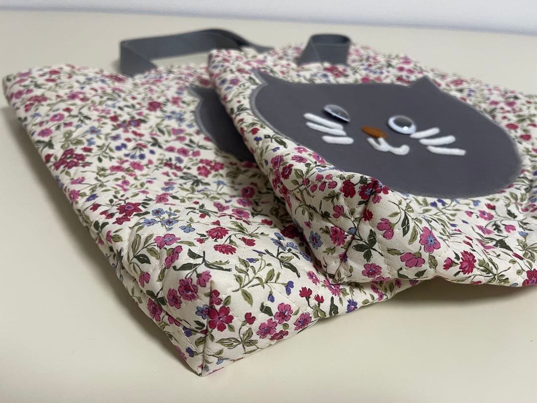 ハンドメイド⭐︎完成品　ネコちゃんアップリケ　花柄レッスンバッグ　上履き入れセット