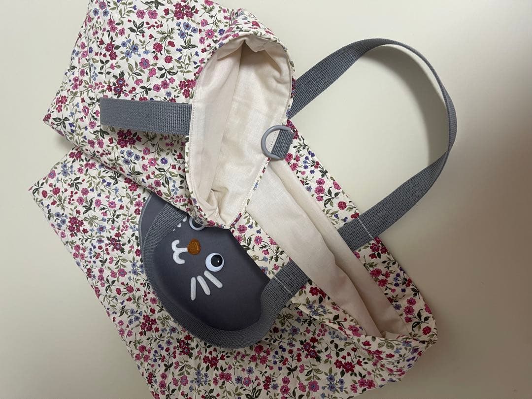 ハンドメイド⭐︎完成品　ネコちゃんアップリケ　花柄レッスンバッグ　上履き入れセット