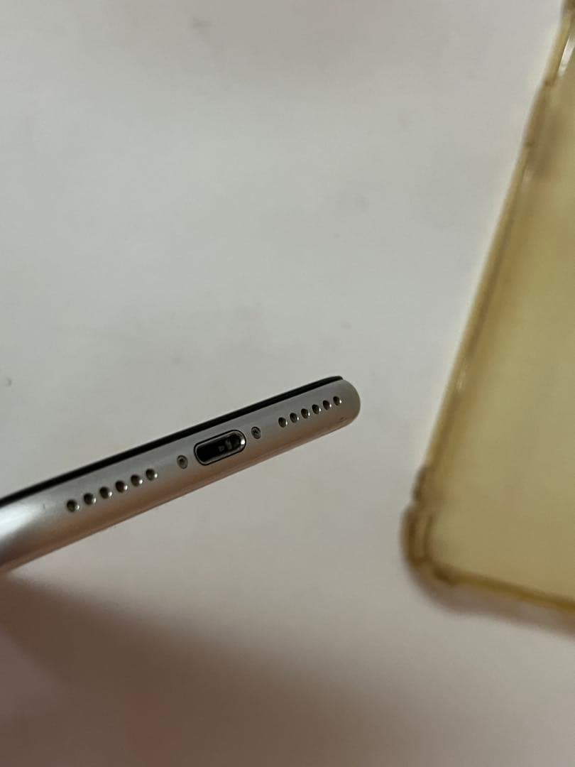 iPhone SE 第2世代128GBホワイトSIMフリー　要液晶交換　78%